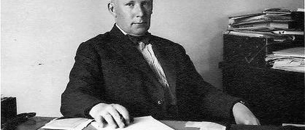 Journalist Waldemar Hoeffding (1886-1979) in seinem Büro.