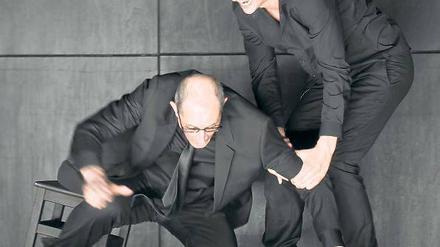 Los, hol den Papa vom Stuhl! Bernd Geiling als Philipp der Zweite (l.) und Dennis Herrmann als Don Carlos.