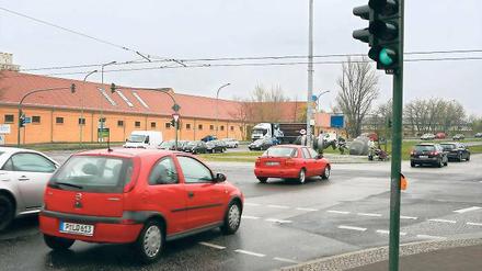 Durchatmen. An der Kreuzung Behlertstraße / Berliner Straße wurde die Verkehrssteuerung etwa zwei Monate lang getestet. Die Belastung der Luft mit Feinstaub und Stickstoffdioxid ist seitdem gesunken. Ab dem kommenden Dienstag soll nun auch an den meisten anderen Einfallstraßen „gepförtnert“ werden.