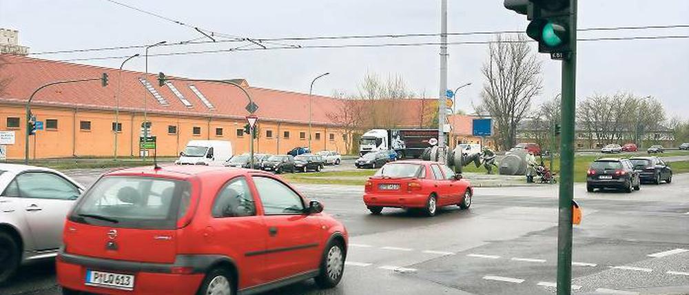 Durchatmen. An der Kreuzung Behlertstraße / Berliner Straße wurde die Verkehrssteuerung etwa zwei Monate lang getestet. Die Belastung der Luft mit Feinstaub und Stickstoffdioxid ist seitdem gesunken. Ab dem kommenden Dienstag soll nun auch an den meisten anderen Einfallstraßen „gepförtnert“ werden.