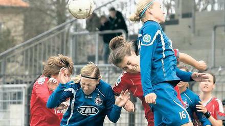 Bleibt bei Turbine. Stephanie Draws, hier im Luftkampf mit Jenas Susann Utes (l.) und Carolin Schiewe (r.).