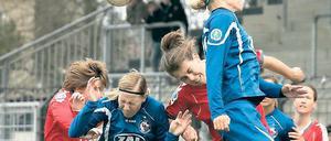 Bleibt bei Turbine. Stephanie Draws, hier im Luftkampf mit Jenas Susann Utes (l.) und Carolin Schiewe (r.).