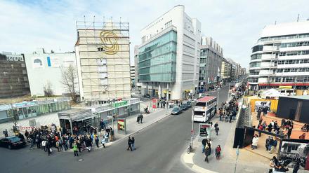 Zukunft ungewiss. Friedrichstraße 205 (links) und 47: Auf dem Areal mit den gläsernen Buden wurden 2004 Holzkreuze zum Gedenken an die Mauertoten aufgestellt.
