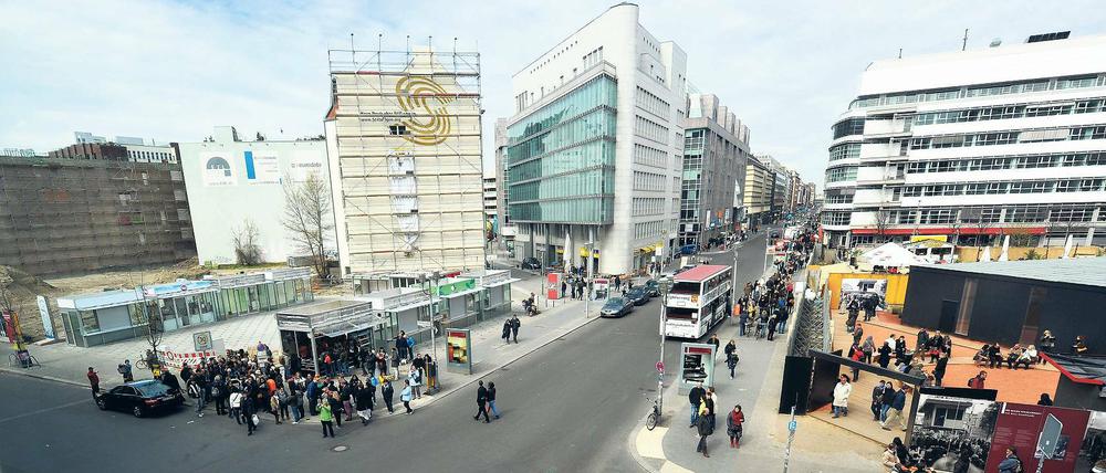 Zukunft ungewiss. Friedrichstraße 205 (links) und 47: Auf dem Areal mit den gläsernen Buden wurden 2004 Holzkreuze zum Gedenken an die Mauertoten aufgestellt.