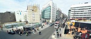 Zukunft ungewiss. Friedrichstraße 205 (links) und 47: Auf dem Areal mit den gläsernen Buden wurden 2004 Holzkreuze zum Gedenken an die Mauertoten aufgestellt.