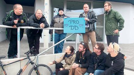 Für „DD“. Über Facebook hatten sie sich gegenseitig über die Vorstandssitzung informiert: Rund 30 SVB-Fans kamen am Nachmittag zur Geschäftsstelle und forderten, Dietmar Demuth auch weiterhin als Cheftrainer zu beschäftigen.
