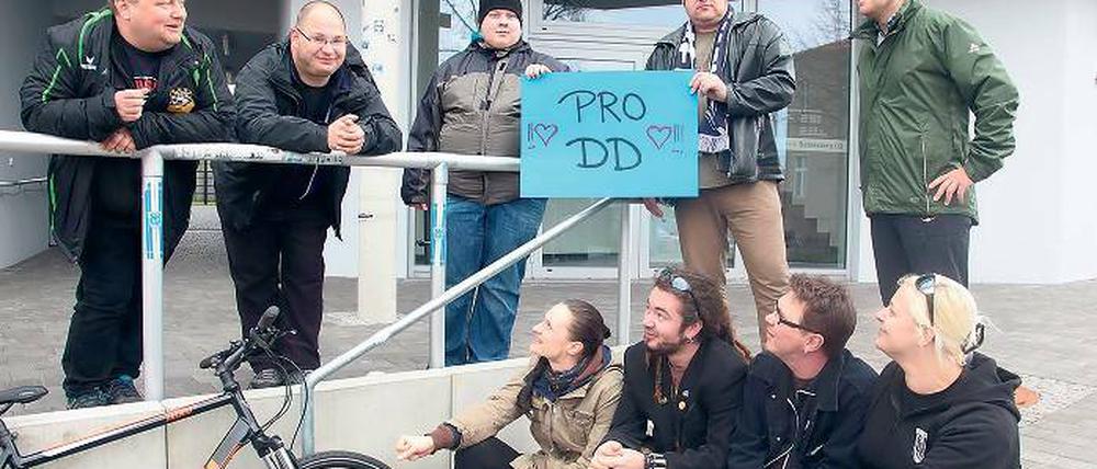 Für „DD“. Über Facebook hatten sie sich gegenseitig über die Vorstandssitzung informiert: Rund 30 SVB-Fans kamen am Nachmittag zur Geschäftsstelle und forderten, Dietmar Demuth auch weiterhin als Cheftrainer zu beschäftigen.