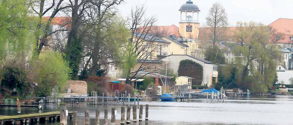 Dicht bebaut. Der Blick von der Schiffbauergasse zeigt das Dilemma: An vielen Stellen müsste ein öffentlicher Weg aufgeschüttet werden. Doch von 32 Privatgrundstücken hat die Stadt nur bei einem die Option auf ein Wegerecht.