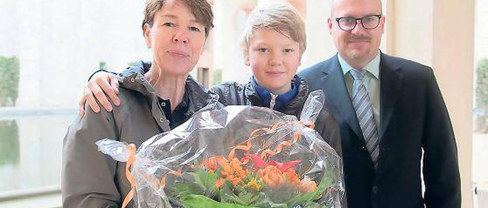 Blumen für die Jubiläumsgäste. Maria Julia Berchtold (l.) mit Sohn Leo.