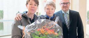 Blumen für die Jubiläumsgäste. Maria Julia Berchtold (l.) mit Sohn Leo.