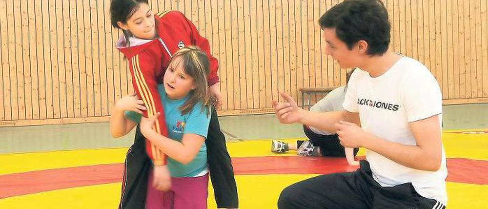 Geübter Griff. Hastaja (hinten) und Luisa (vorn) trainieren beim Feriencamp des Ringerclubs.