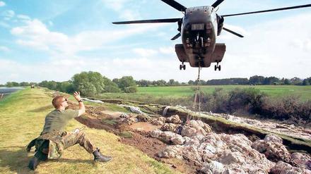 Helfer. Die Bundeswehr will auch in Zukunft bei Katastrophen – wie hier beim Oderhochwasser 1997 – bereitstehen.