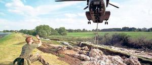 Helfer. Die Bundeswehr will auch in Zukunft bei Katastrophen – wie hier beim Oderhochwasser 1997 – bereitstehen.