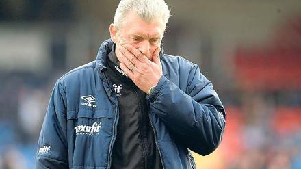 Verzweifelt. SVB-Trainer Dietmar Demuth fand nach dem 1:4-Debakel gegen den VfB Stuttgart II auch gegen Osnabrück mit seiner Mannschaft kein Mittel.