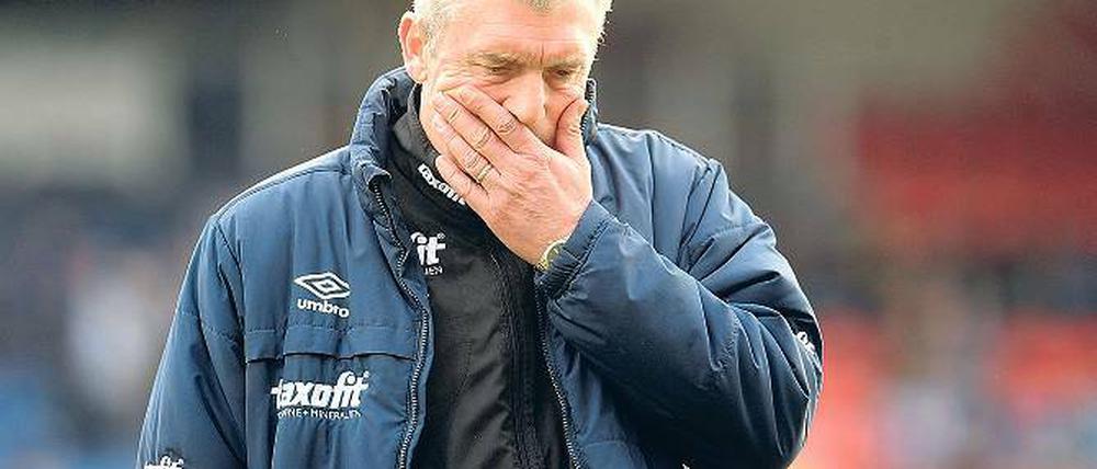Verzweifelt. SVB-Trainer Dietmar Demuth fand nach dem 1:4-Debakel gegen den VfB Stuttgart II auch gegen Osnabrück mit seiner Mannschaft kein Mittel.