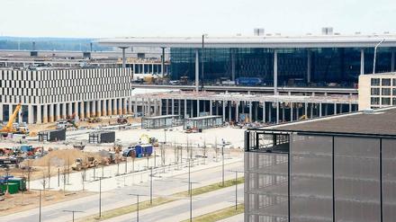 Neu- mit Anbau. Eigentlich sollen alle Passagiere auf dem neuen Flughafen in der zentralen Halle abgefertigt werden. Doch dort könnte am Anfang nicht genügend Platz sein. Nun soll ein Provisorium angebaut werden – als Reserve, wie es heißt.