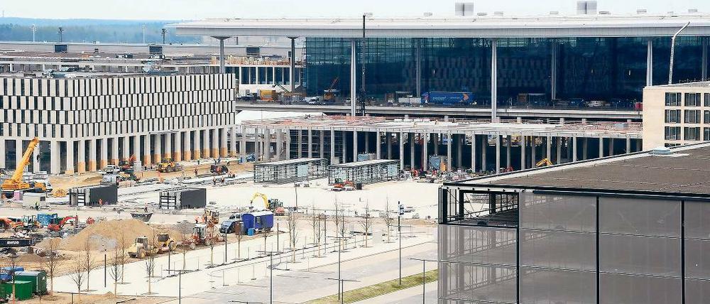 Neu- mit Anbau. Eigentlich sollen alle Passagiere auf dem neuen Flughafen in der zentralen Halle abgefertigt werden. Doch dort könnte am Anfang nicht genügend Platz sein. Nun soll ein Provisorium angebaut werden – als Reserve, wie es heißt.