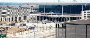 Neu- mit Anbau. Eigentlich sollen alle Passagiere auf dem neuen Flughafen in der zentralen Halle abgefertigt werden. Doch dort könnte am Anfang nicht genügend Platz sein. Nun soll ein Provisorium angebaut werden – als Reserve, wie es heißt.