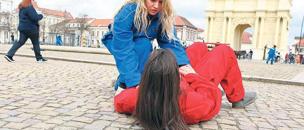 Weder Klempner noch Häftlinge. Die Teilnehmer der Straßenaktion vor dem Brandenburger Tor trugen verschiedenfarbige Overalls und kennzeichneten so die Gruppen der Flüchtlinge und der Einheimischen. Am Ende halfen sie sich dann gegenseitig.