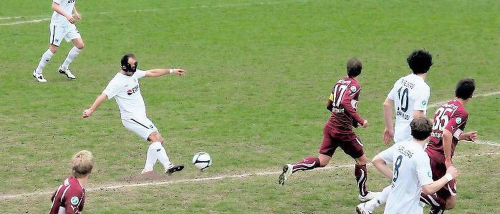 Maskenmann am Ball. Sergej Evljuskin (links) spielte nach seinem Nasenbeinbruch, den er im Landespokalspiel bei Optik Rathenow erlitten hatte, am Samstag gegen Stuttgart II mit einem Gesichtsschutz, konnte die 1:4-Niederlage aber auch nicht verhindern.