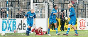 Jubel nach dem 2:1. Genoveva Anonma (2. v. rechts) hat getroffen und freut sich mit Isabel Kerschowski und Viola Odebrecht (r.), während sich Laura Brosius (2. v. l.) ärgert.