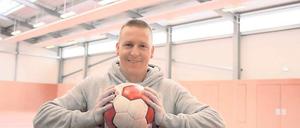 Neue Möglichkeiten: Vereinspräsident Jörg Steinbach hat die neue Mehrzweckhalle schon mal ausprobiert.