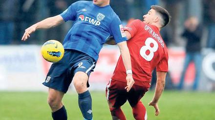 Vertraut auf seine alten Töppen. Markus Müller (links) – hier im Zweikampf mit Rathenows Vasilios Tsiatouchas – will auch heute gegen Stuttgarts Zweite treffen.