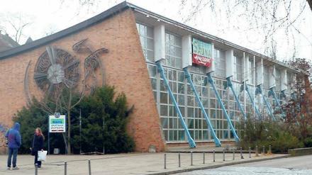 Die Tage der Schwimmhalle auf dem Brauhausberg sind gezählt. Das Stadtparlament hat den Abriss beschlossen. Das Landesamt für Denkmalschutz hatte im September 2011 noch einmal den Schutzstatus für den Bau abgelehnt – vor allem, weil der Prototyp des DDR-Hallenbaus in Dresden bereits unter Denkmalschutz stehe. Außerdem sei das Umfeld, Terrassenanlage und Springbrunnen, unwiederbringlich zerstört. Verschwunden ist es im Zuge der Munitionssuche auf dem Brauhausberg für das dann gescheiterte Niemeyer-Bad.