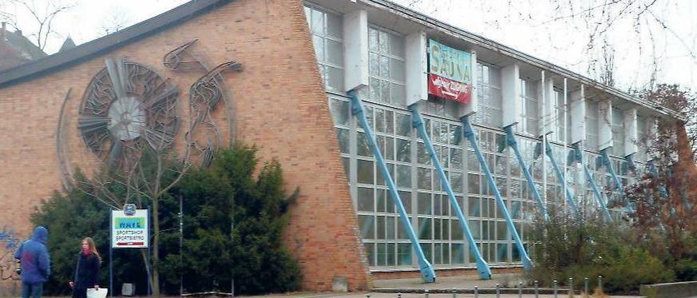 Die Tage der Schwimmhalle auf dem Brauhausberg sind gezählt. Das Stadtparlament hat den Abriss beschlossen. Das Landesamt für Denkmalschutz hatte im September 2011 noch einmal den Schutzstatus für den Bau abgelehnt – vor allem, weil der Prototyp des DDR-Hallenbaus in Dresden bereits unter Denkmalschutz stehe. Außerdem sei das Umfeld, Terrassenanlage und Springbrunnen, unwiederbringlich zerstört. Verschwunden ist es im Zuge der Munitionssuche auf dem Brauhausberg für das dann gescheiterte Niemeyer-Bad.