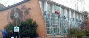 Die Tage der Schwimmhalle auf dem Brauhausberg sind gezählt. Das Stadtparlament hat den Abriss beschlossen. Das Landesamt für Denkmalschutz hatte im September 2011 noch einmal den Schutzstatus für den Bau abgelehnt – vor allem, weil der Prototyp des DDR-Hallenbaus in Dresden bereits unter Denkmalschutz stehe. Außerdem sei das Umfeld, Terrassenanlage und Springbrunnen, unwiederbringlich zerstört. Verschwunden ist es im Zuge der Munitionssuche auf dem Brauhausberg für das dann gescheiterte Niemeyer-Bad.