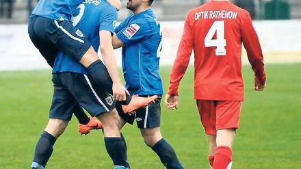 Jubel nach dem ersehnten Ausgleich. Dennis Lemke (links) und Almedin Civa (2. v. r.) freuten sich mit Markus Müller über dessen Tor zum 1:1.