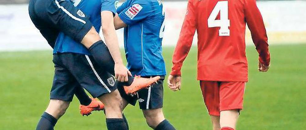 Jubel nach dem ersehnten Ausgleich. Dennis Lemke (links) und Almedin Civa (2. v. r.) freuten sich mit Markus Müller über dessen Tor zum 1:1.