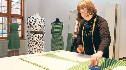 Designerin. Christin Lau arbeitet an einem neuem Entwurf.