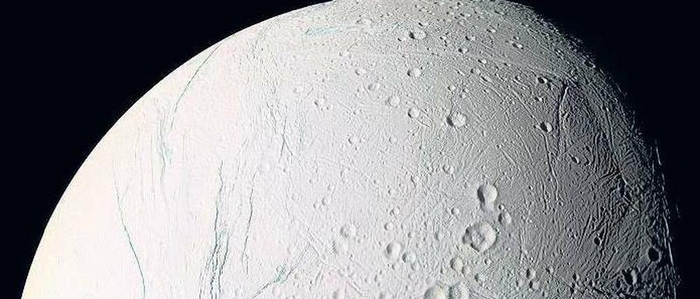 Kalter Brocken. Unter der vereisten Oberfläche des Saturnmondes Enceladus verbirgt sich Wasser. Astrophysiker aus Potsdam und Heidelberg analysierten Daten der Sonde Cassini, die seit 2004 um den Saturn kreist und den Mond dabei immer wieder passiert.