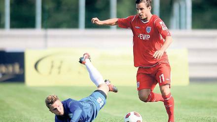 Erneutes Aufeinandertreffen. Beim Toyota-Cup im Juli vergangenen Jahres setzte sich der SV Babelsberg 03 – hier überwindet Benjamin Kauffmann (r.) auf dem Weg zum 2:0 Marcel Subke – am Ende mit 3:1 durch.