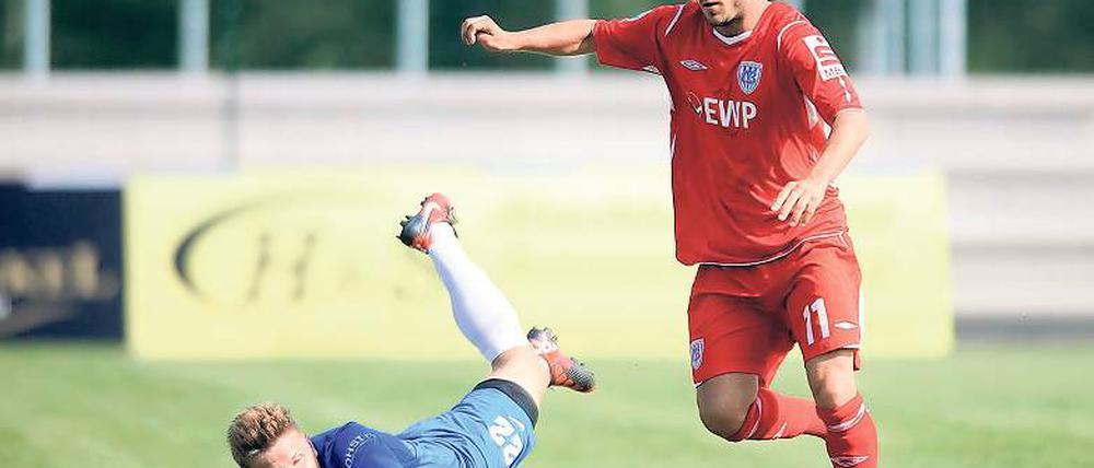 Erneutes Aufeinandertreffen. Beim Toyota-Cup im Juli vergangenen Jahres setzte sich der SV Babelsberg 03 – hier überwindet Benjamin Kauffmann (r.) auf dem Weg zum 2:0 Marcel Subke – am Ende mit 3:1 durch.