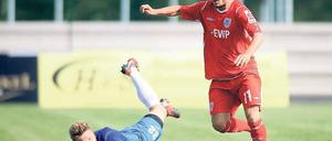 Erneutes Aufeinandertreffen. Beim Toyota-Cup im Juli vergangenen Jahres setzte sich der SV Babelsberg 03 – hier überwindet Benjamin Kauffmann (r.) auf dem Weg zum 2:0 Marcel Subke – am Ende mit 3:1 durch.