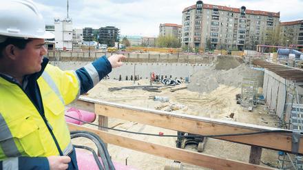 Da war’s. Projektleiter Fettchenhauer zeigt auf die Sandberge vor den Schlitzwänden, hinter denen das Leck entstanden war. Provisorisch ist es jetzt abgedichtet.