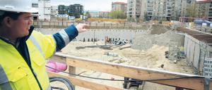 Da war’s. Projektleiter Fettchenhauer zeigt auf die Sandberge vor den Schlitzwänden, hinter denen das Leck entstanden war. Provisorisch ist es jetzt abgedichtet.