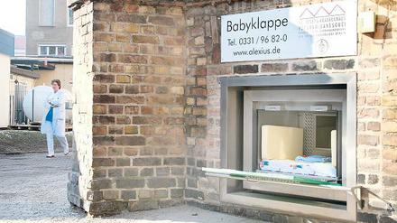 Umstritten. Eine Studie hält Babyklappen wie hier am Potsdamer St.-Josefs-Krankenhaus für verfassungswidrig. Die Bundesrgierung plant deshalb jetzt ein Gesetz.