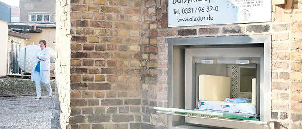 Umstritten. Eine Studie hält Babyklappen wie hier am Potsdamer St.-Josefs-Krankenhaus für verfassungswidrig. Die Bundesrgierung plant deshalb jetzt ein Gesetz.