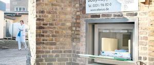 Umstritten. Eine Studie hält Babyklappen wie hier am Potsdamer St.-Josefs-Krankenhaus für verfassungswidrig. Die Bundesrgierung plant deshalb jetzt ein Gesetz.