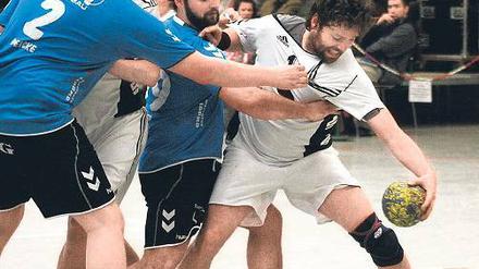 Schwerer Stand. Werders Marc Thiele (r.) im Spiel gegen Neuruppin.