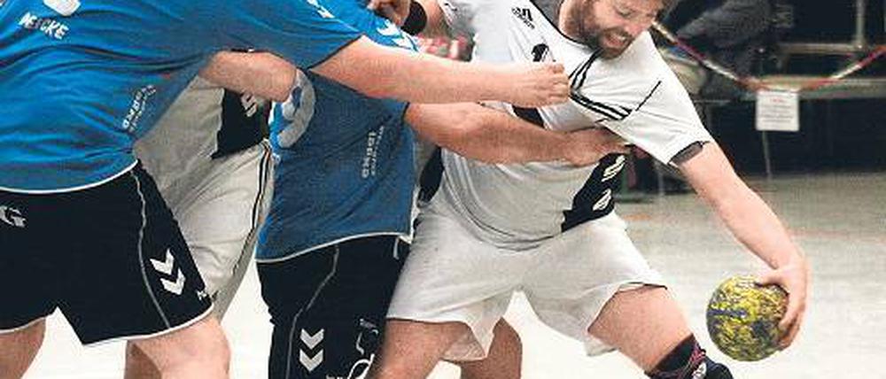 Schwerer Stand. Werders Marc Thiele (r.) im Spiel gegen Neuruppin.