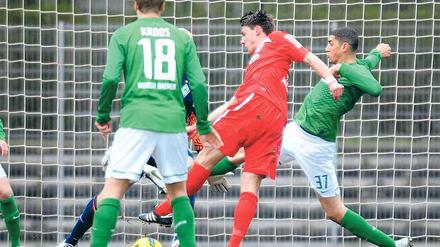 Den Bann gebrochen. Mit seinem 1:0 gestern in Bremen traf Markus Müller (Mitte) erstmals in diesem Jahr für Babelsberg 03. Keeper Christian Vander, Leon Balogun (rechts) und Felix Kroos (vorn) können hier sein Tor nicht verhindern.