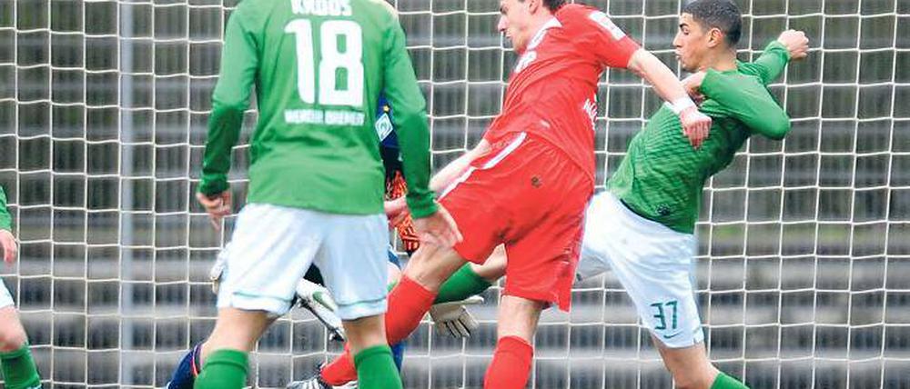 Den Bann gebrochen. Mit seinem 1:0 gestern in Bremen traf Markus Müller (Mitte) erstmals in diesem Jahr für Babelsberg 03. Keeper Christian Vander, Leon Balogun (rechts) und Felix Kroos (vorn) können hier sein Tor nicht verhindern.