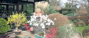 Letzer Feinschliff vor dem Saisonstart: Tilo Gragert in seinem Bonsaigarten.