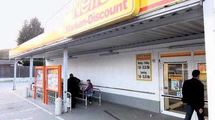 Nicht aufrecht zu erhalten: Der Netto-Markt am Bahnhof soll zugunsten eines doppelt so großen Neubaus geschlossen werden. Der Bauausschuss ist wegen des geplanten Havelauen-Einkaufszentrums dagegen – doch Netto glaubt nicht, dass das kommt.