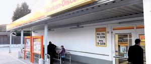 Nicht aufrecht zu erhalten: Der Netto-Markt am Bahnhof soll zugunsten eines doppelt so großen Neubaus geschlossen werden. Der Bauausschuss ist wegen des geplanten Havelauen-Einkaufszentrums dagegen – doch Netto glaubt nicht, dass das kommt.