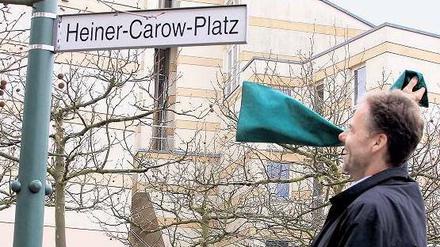 Unrühmliches Ende. Nach mehreren verschlafenen Terminen in den letzten beiden Jahren war es gestern soweit: Der Heiner-Carow-Platz im Kirchsteigfeld wurde offiziell eingeweiht.